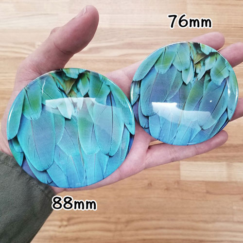 UCANBADGEの缶バッジ２種類（８８mmと７６mm）を手に乗せてみた