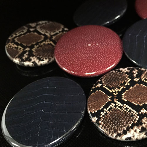 UCANBADGEで革を使わずにエキゾチックなレザー缶バッジを作ってみた