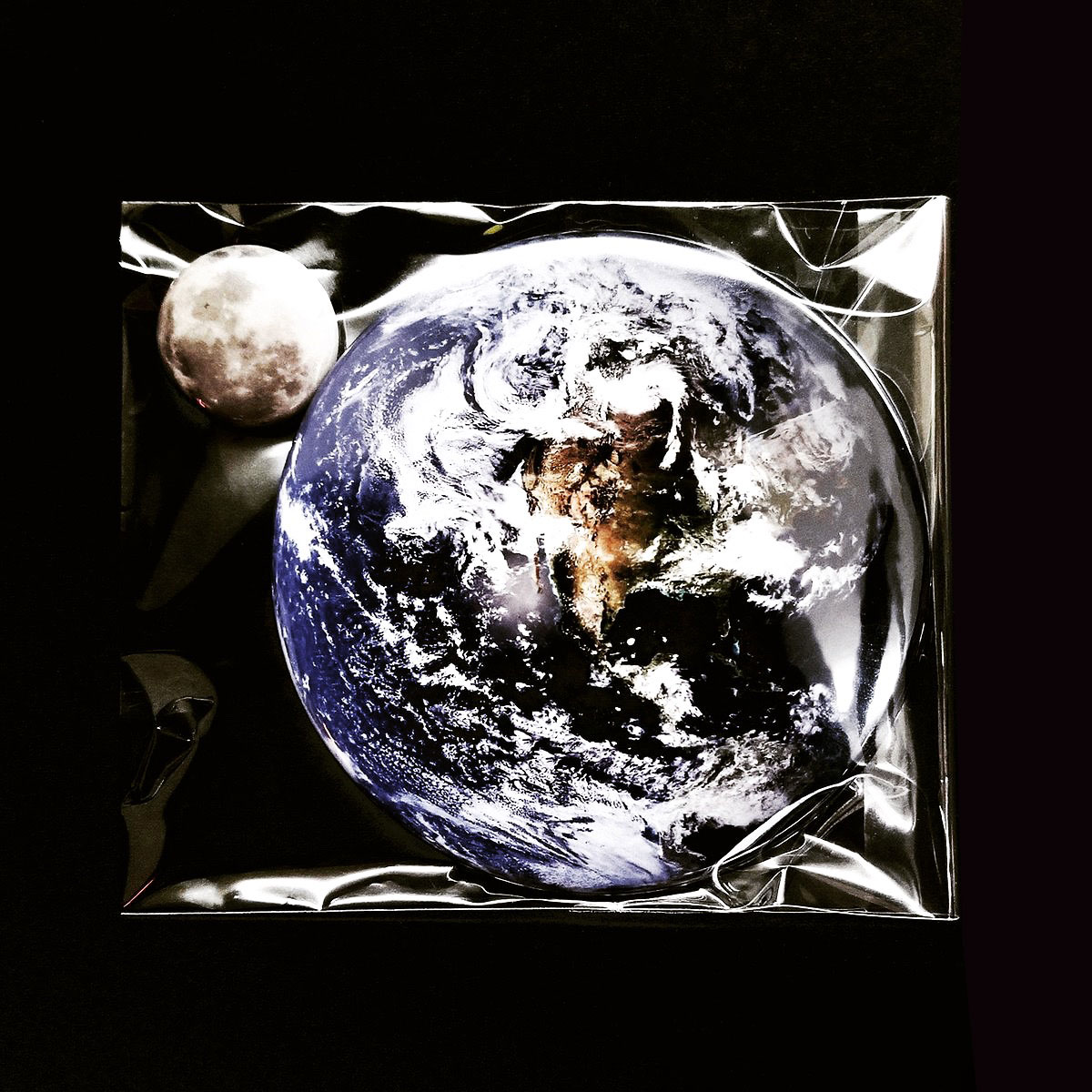 UCANBADGEの缶バッジで月と地球を表現しました