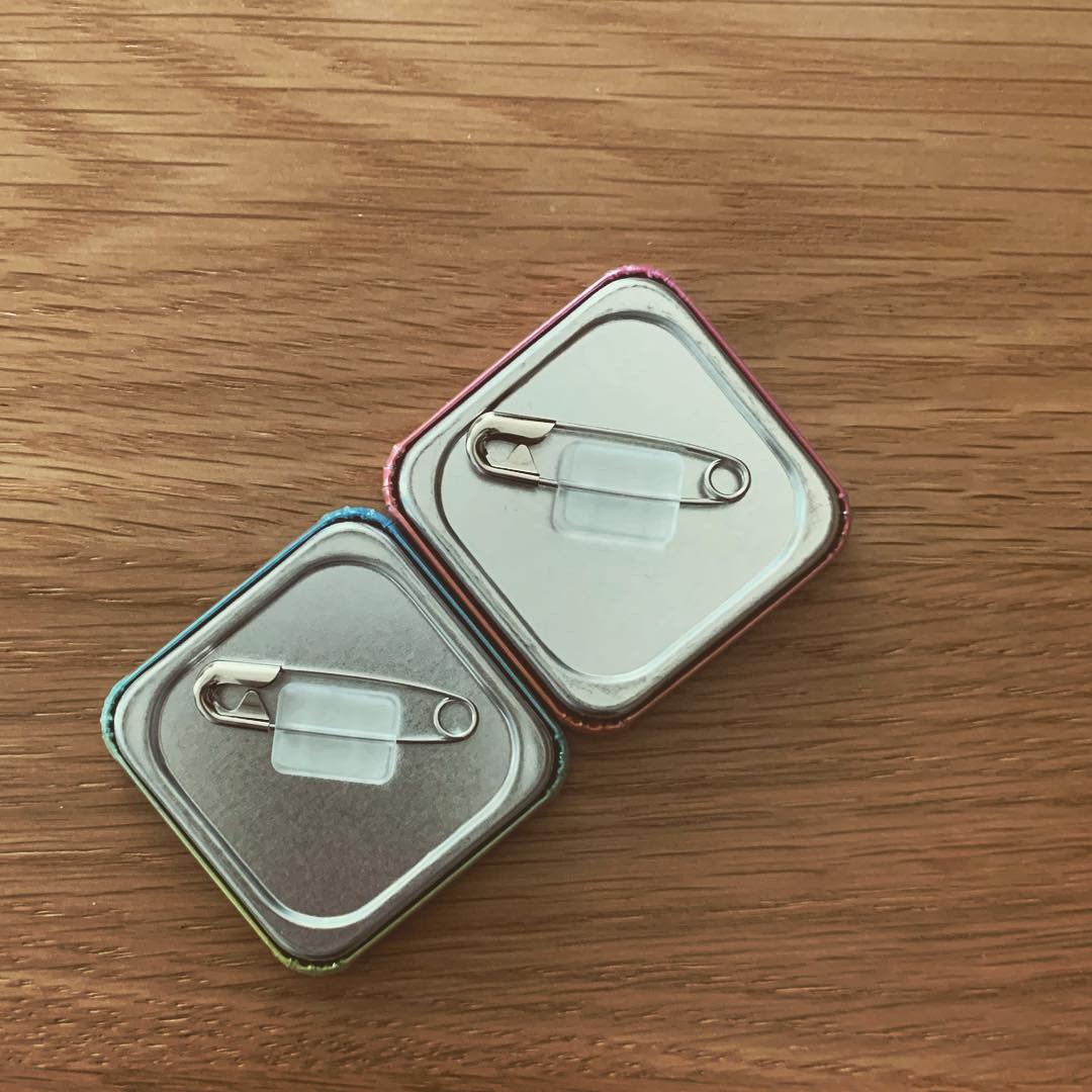 UCANBADGEの菱形缶バッジ安全ピン仕様の裏面