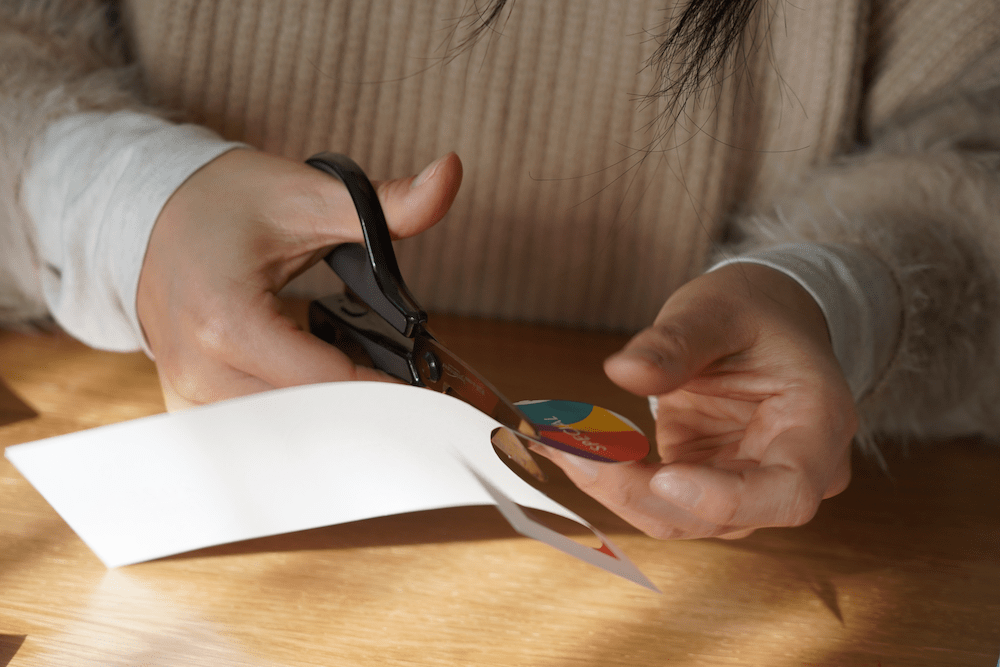 カンバッジグーの原稿をハサミで切っている写真