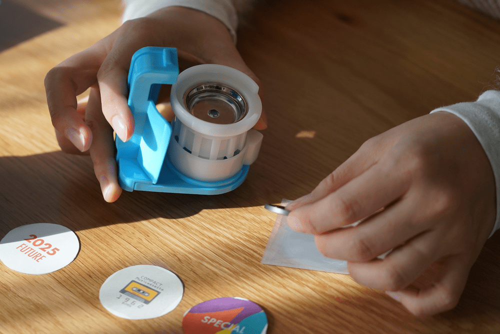 カンバッジグーアタッチメントに部品を載せる写真