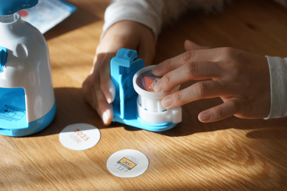 カンバッジグーアタッチメントに原稿とフィルムを載せる写真