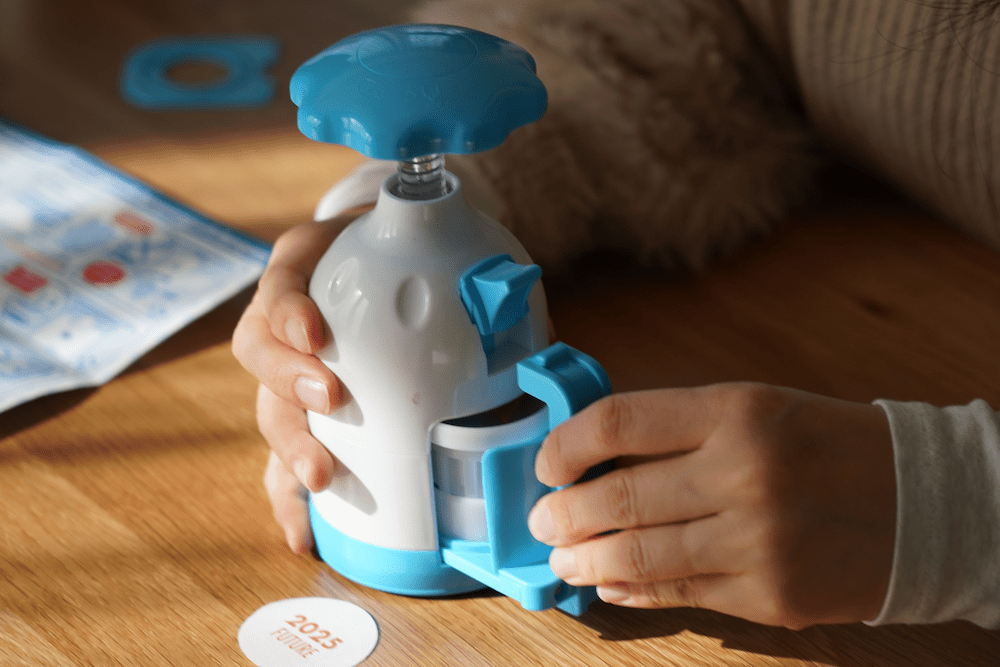 カンバッジグーアタッチメントを本体に接続している写真