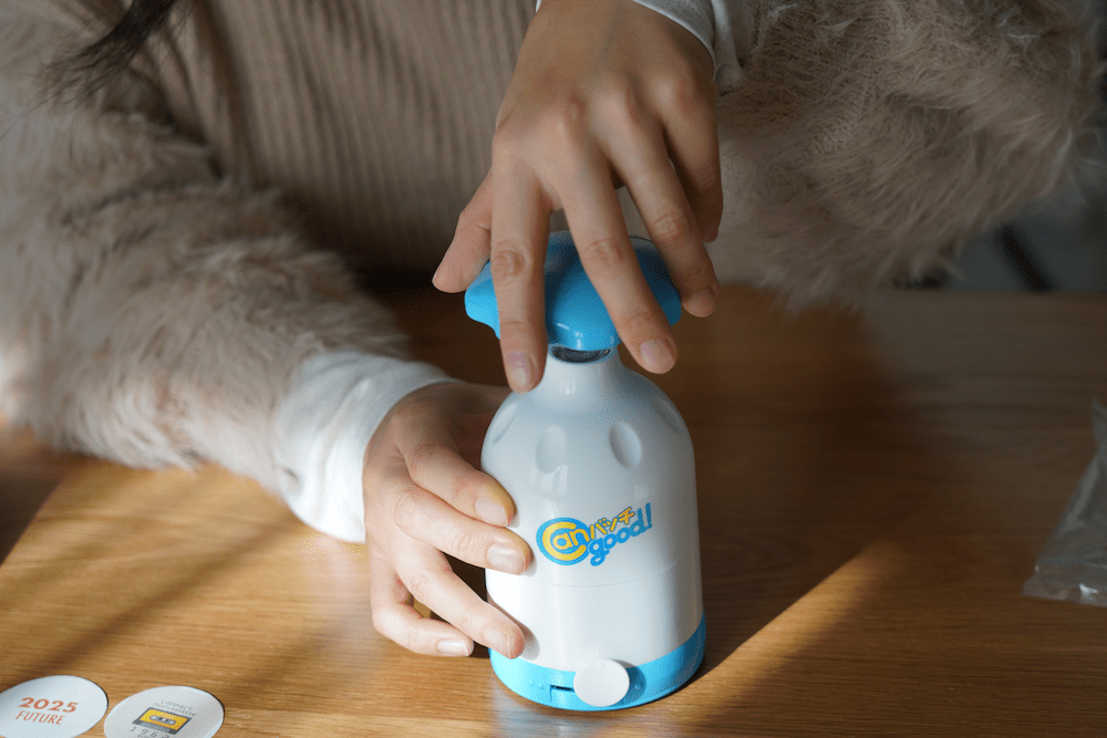 カンバッジグーのハンドルを回している写真