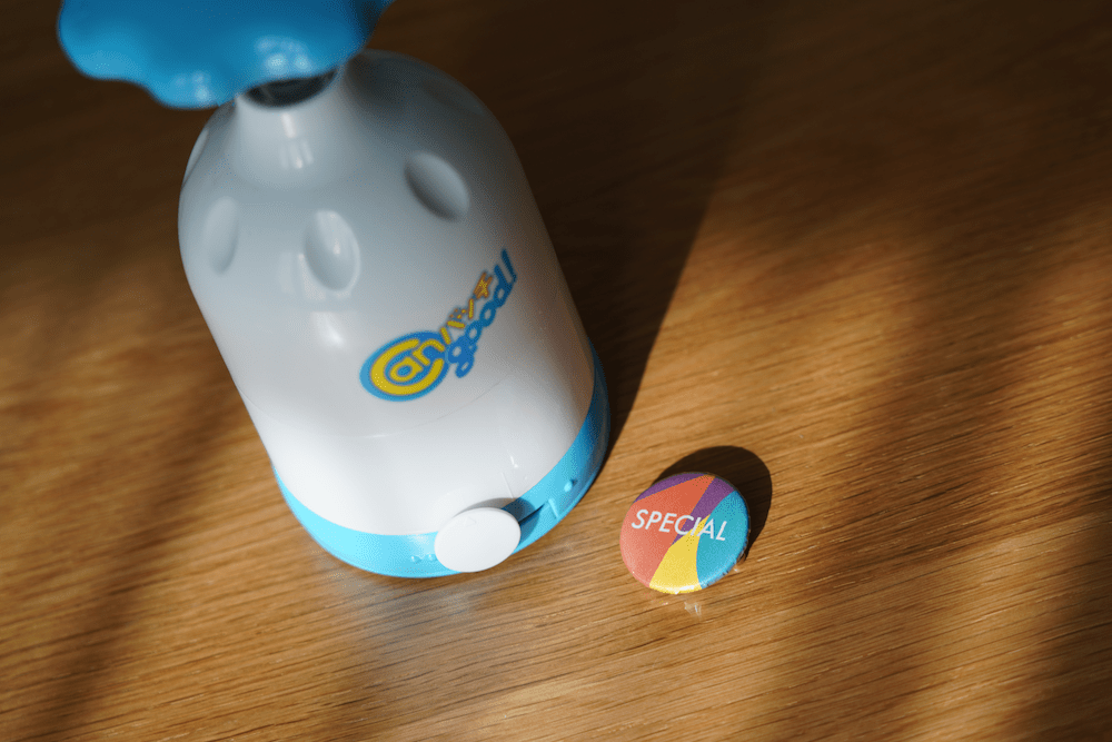 カンバッジグーと作った缶バッジを並べた写真