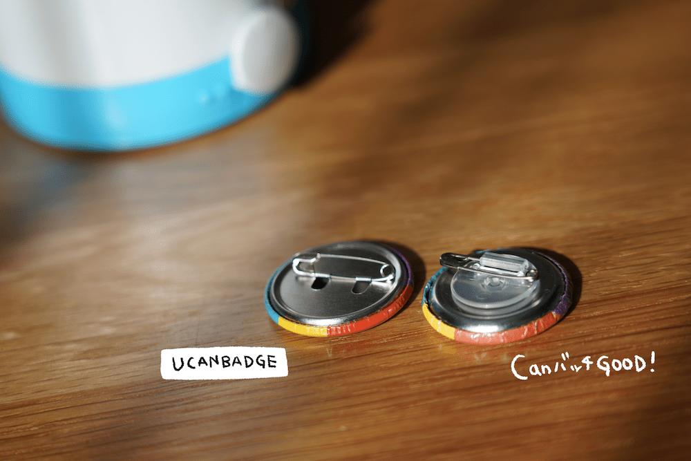 カンバッジグーで作った缶バッジとユーカンバッジの缶バッジを並べた写真、裏面にフォーカス
