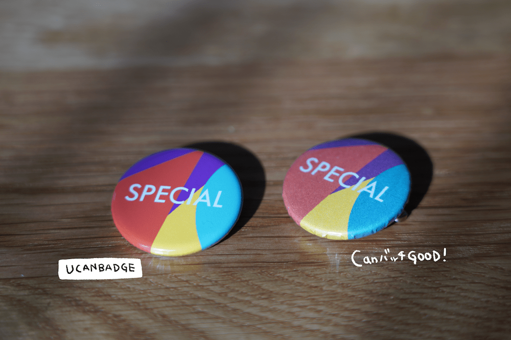 カンバッジグーで作った缶バッジとユーカンバッジの缶バッジを並べた写真、表面にフォーカス