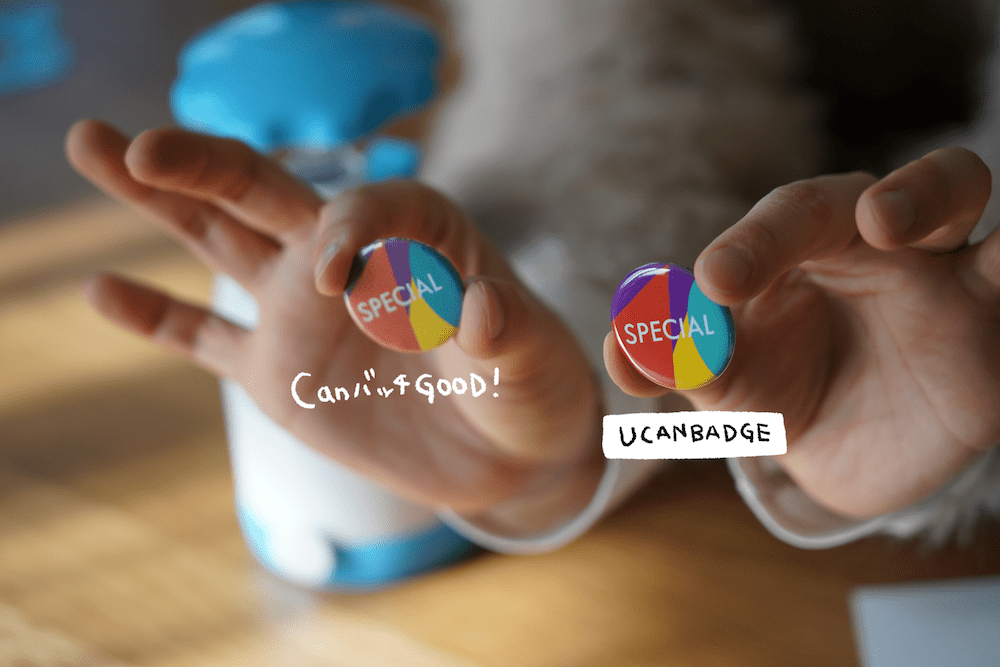 カンバッジグーで作った缶バッジとユーカンバッジの缶バッジを並べた写真、手に持ってみた